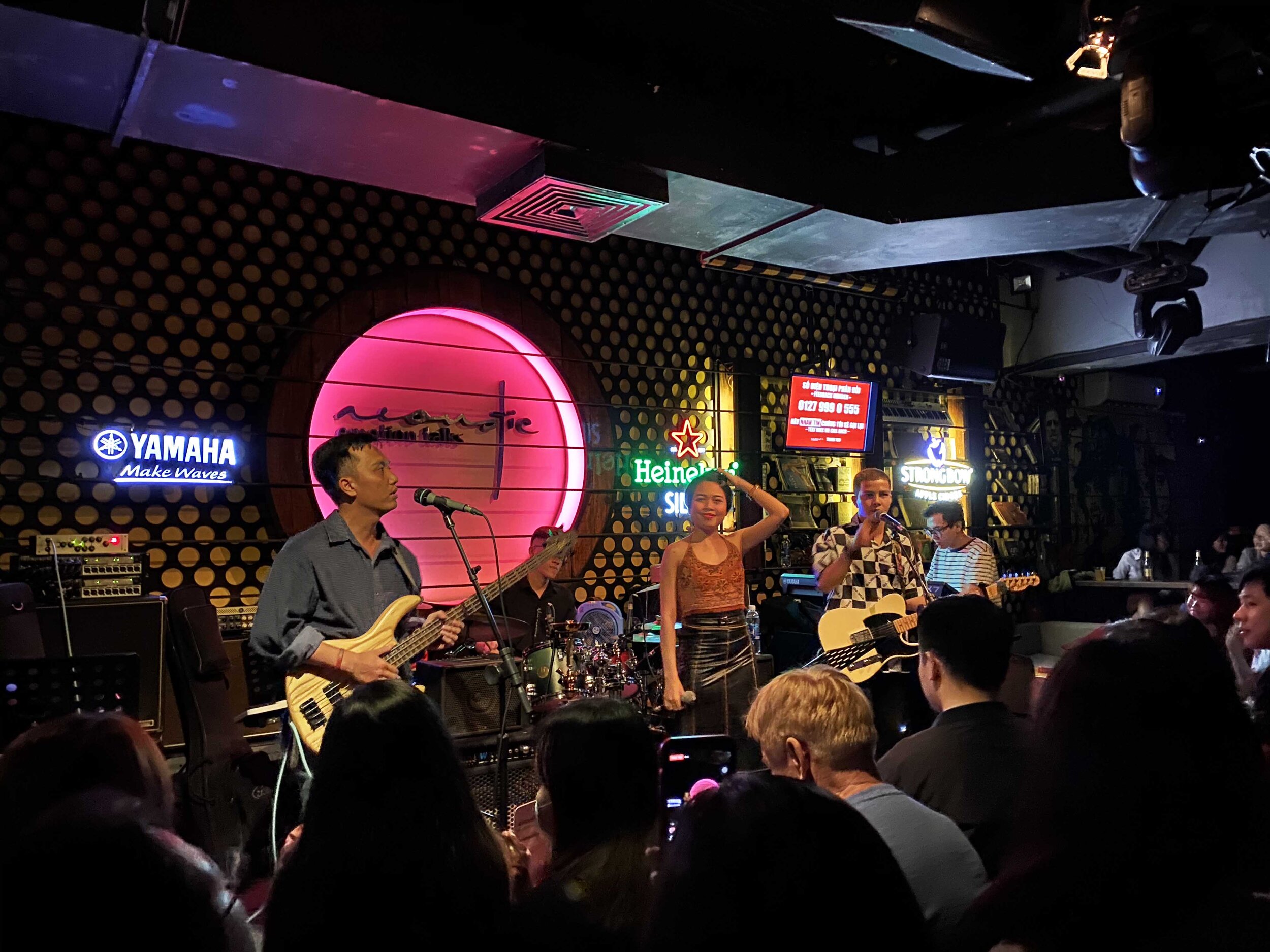 Acoustic bar
