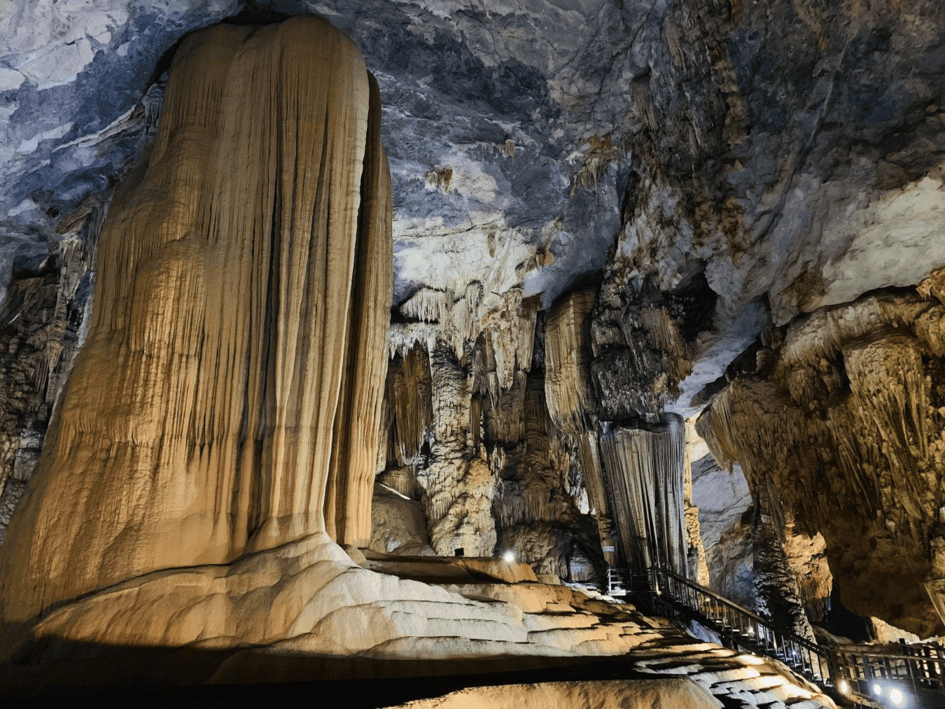 Để tham quan động Phong Nha, du khách lên thuyền tại Trung tâm Du lịch Phong Nha, đồng hành cùng dòng sông Son trong khoảng 30 phút.