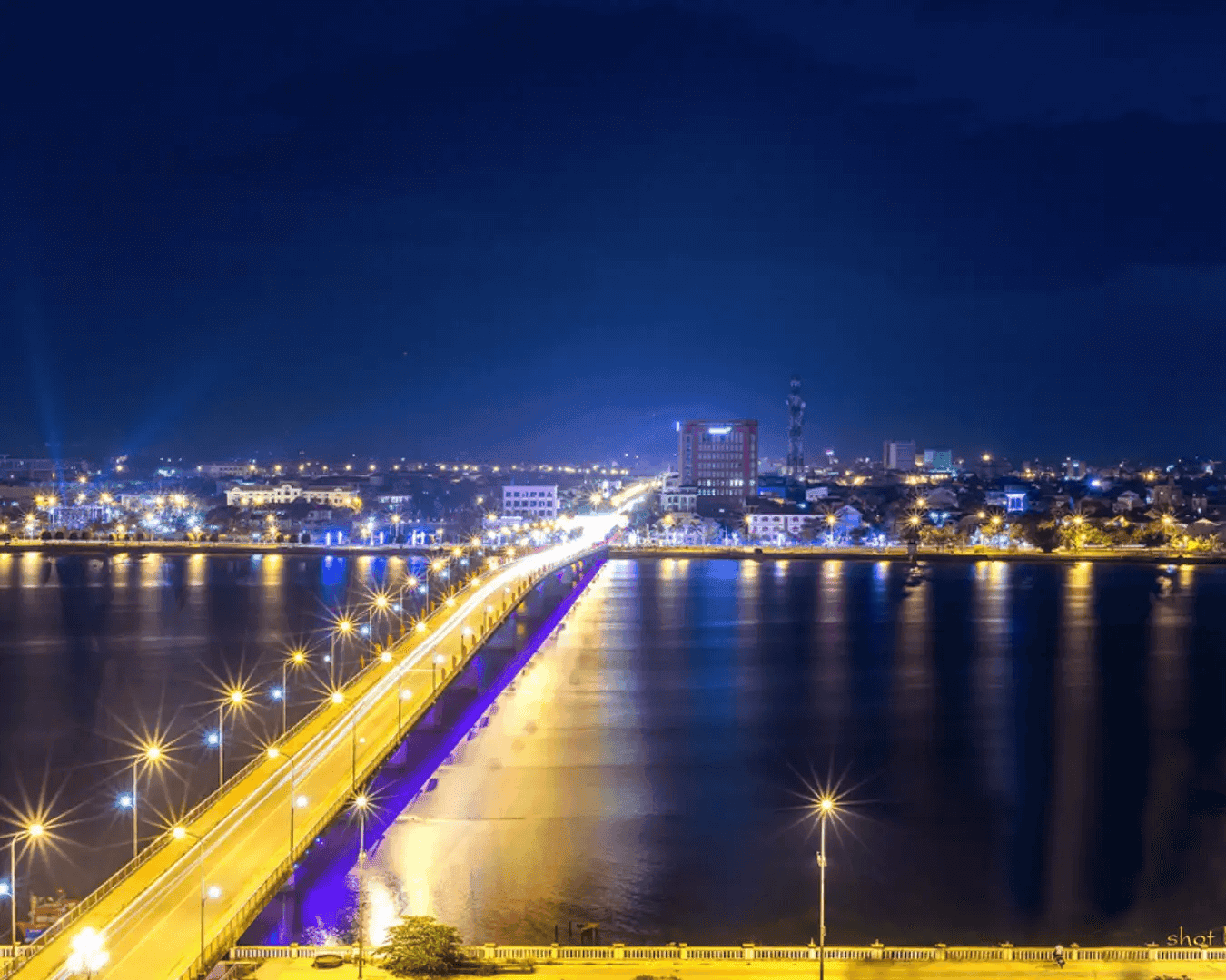 Cảnh đẹp của sông Nhật Lệ về đêm