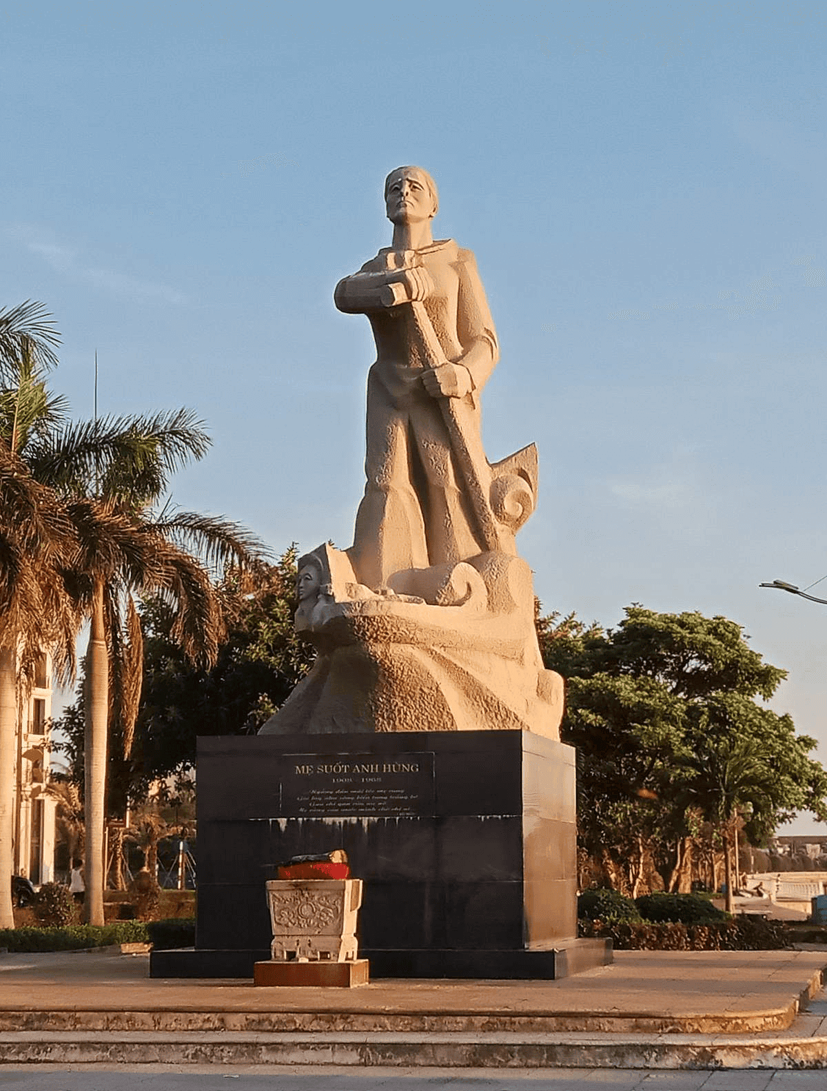 Tượng đài Mẹ Suốt