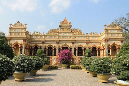 Chùa Vĩnh Tràng: Một trong những ngôi chùa cổ nổi tiếng của miền Tây với kiến trúc độc đáo.