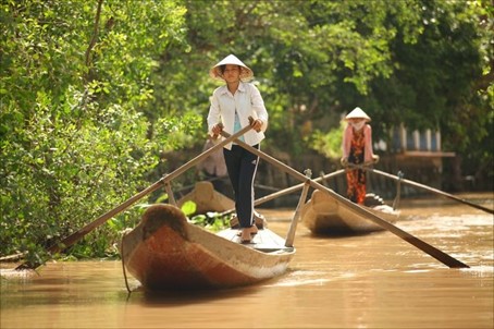 Cồn Thới Sơn: vườn cây trái bốn mùa, như: bưởi, ổi, nhãn, măng cụt, chôm chôm, v.v.