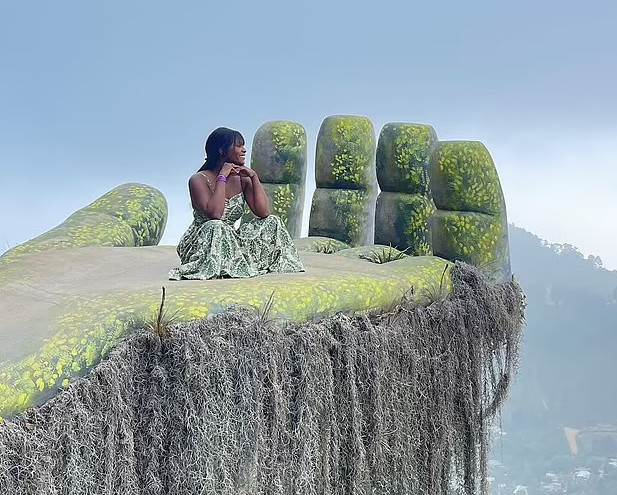 Jenny tại Hobbitenango, khu sinh thái gần Antigua, Guatemala, được xây dựng với cảm hứng từ loạt phim The Hobbit đầu tháng 6.