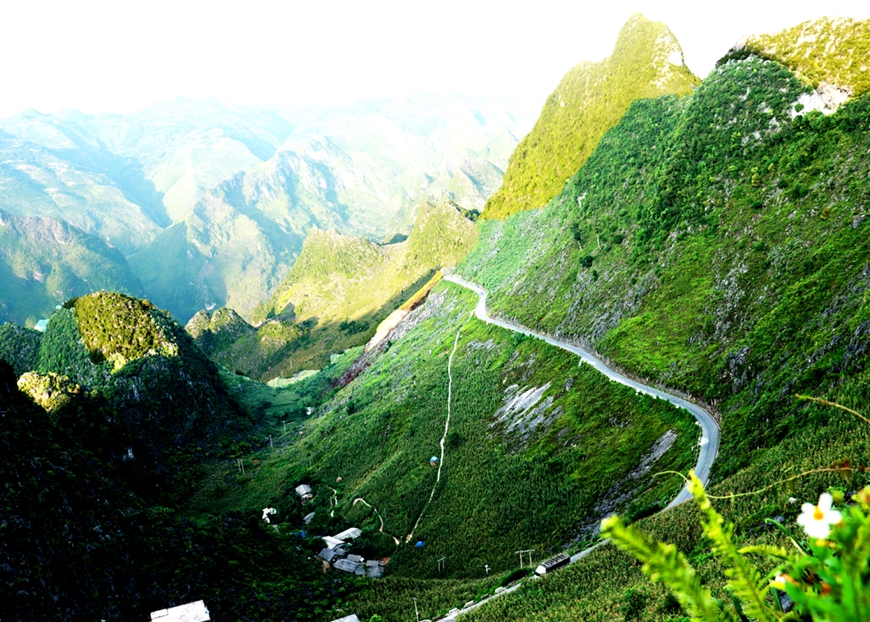 Đèo Mã Pì Lèng dài hơn 2km là đoạn cuối nằm trên con đường Hạnh phúc nối từ huyện Đồng Văn sang Mèo Vạc