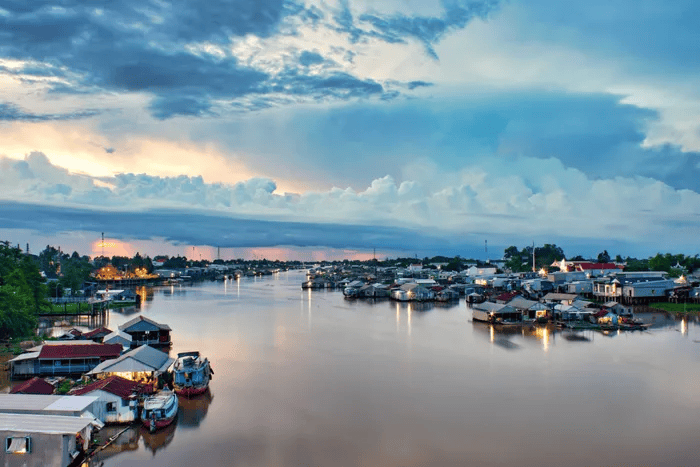 Du khách có thể nhìn thấy làng bè này khi đi ngang cầu Cồn Tiên