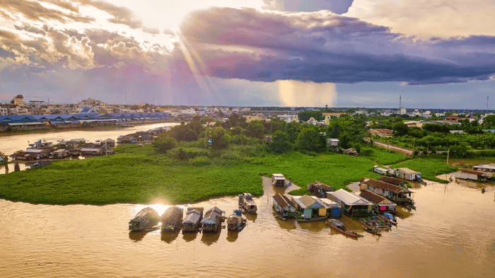 Khi đến Châu Đốc, du khách có thể thuê ghe chở ra phía làng bè.