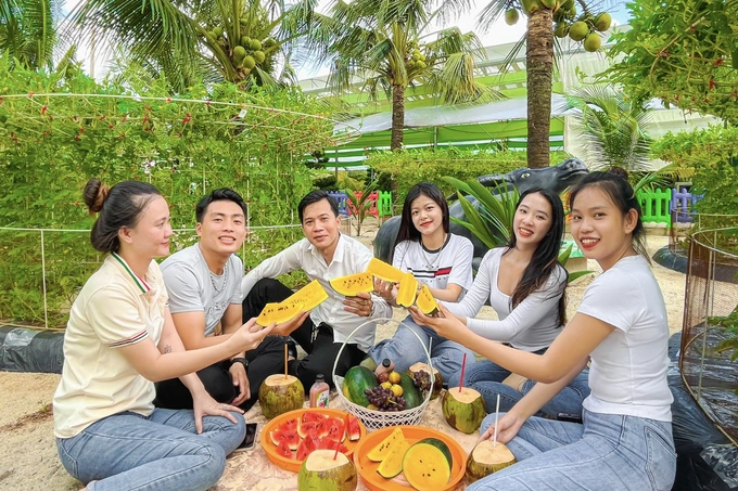 Du khách cũng có thể đến vui chơi, thưởng thức dưa hấu Hoàng Kim, dưa hấu Ngọc Bích được trồng dưới rừng dừa lộng gió tại TP Thủ Đức