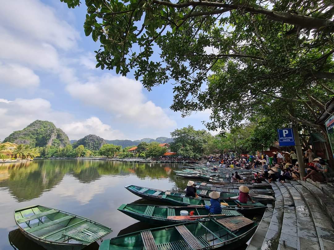 Khu du lịch Tam Cốc - Bích Động (Ninh Bình) đã mở cửa trở lại để phục vụ du khách tham quan sau hơn 1 tháng đóng cửa.