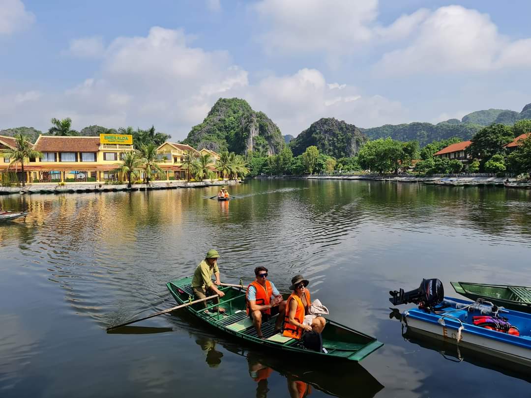 Những người làm nghề chèo đò ở Khu du lịch Tam Cốc - Bích Động rất vui mừng, phấn khởi khi khu du lịch này mở cửa trở lại để phục vụ du khách tham quan.