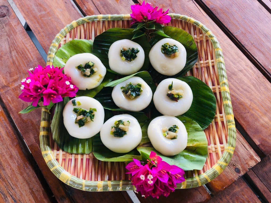 Bánh dân gian tiếp đãi du khách khi đến Thiềng Liềng