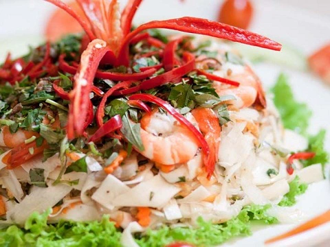 Gỏi củ hũ dừa tôm thịt không chỉ quyến rũ thực khách bởi hình thức trình bày bắt mắt, mang nhiều màu sắc như một bức tranh ẩm thực. Ảnh: mientay