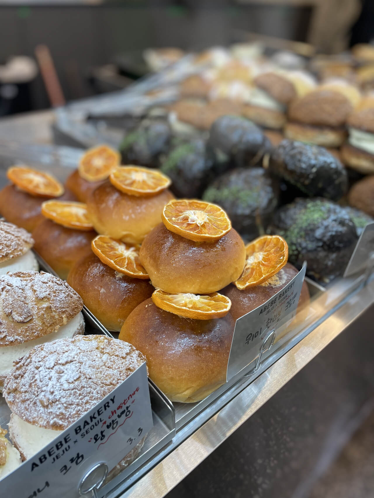 Những chiếc bánh ngọt bắt mắt tại chợ.