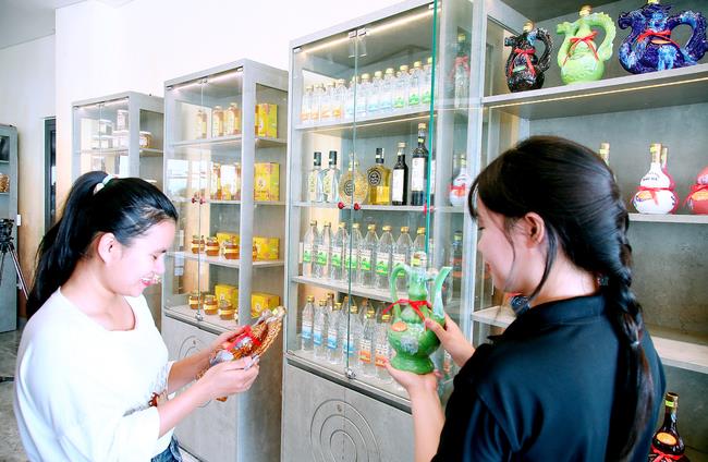 Rượu Bàu Đá đựng trong các loại bình gốm khá đẹp mắt, được nhiều du khách chọn làm quà tặng mỗi khi đến Bình Định. Ảnh: LÊ NA