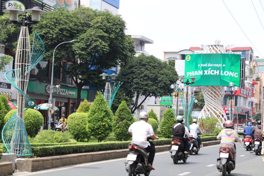 Bảng hiệu lớn được dựng ở ngã tư Phan Xích Long - Phan Đăng Lưu.