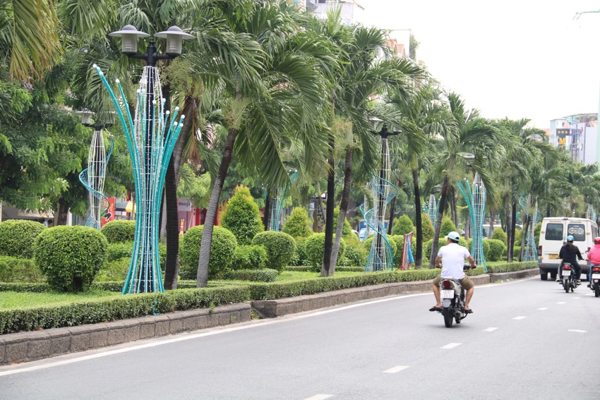 Cảnh quan mát mắt trên đường Phan Xích Long.