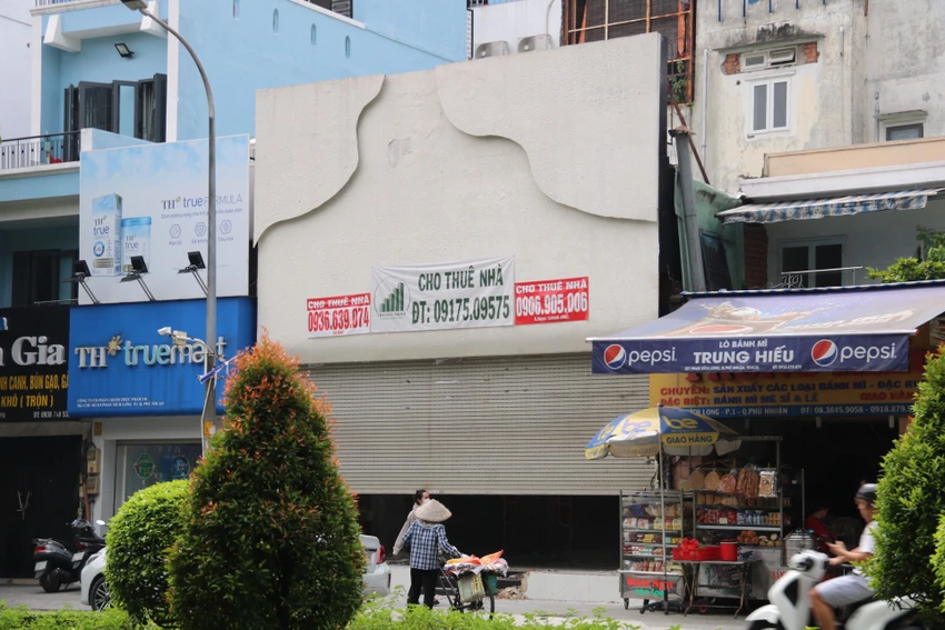 Trên con phố sầm uất chỉ lác đác vài mặt bằng đang tìm chủ.
