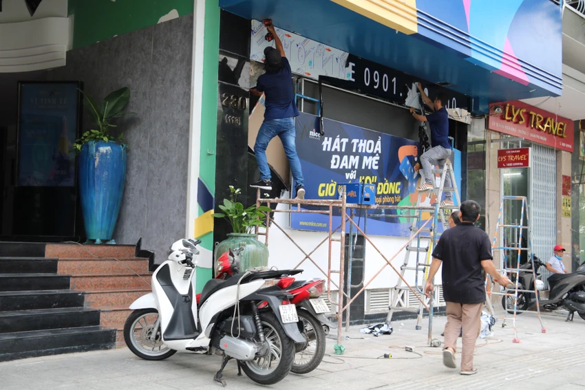 Nhiều hàng quán gắn biển hiệu, chuẩn bị khai trương.
