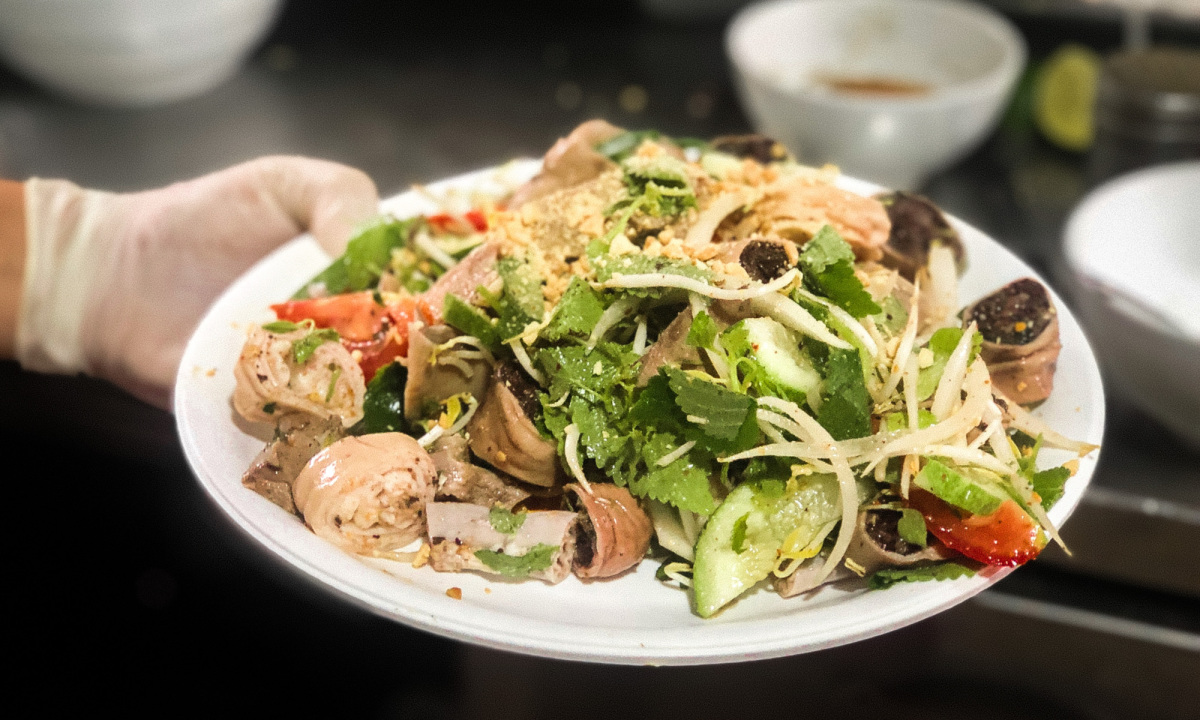 Nộm lòng, món đặc biệt bán chạy vào mùa hè.