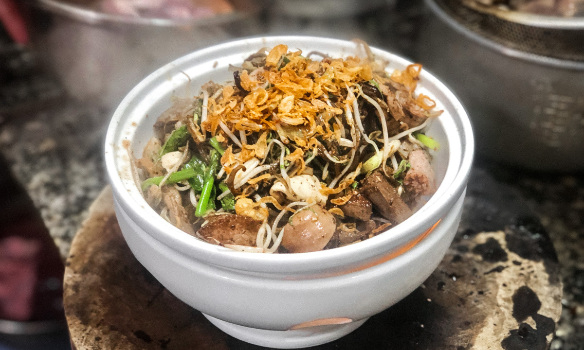 Lòng xào đựng trong chiếc bát có thiết kế đặc biệt.