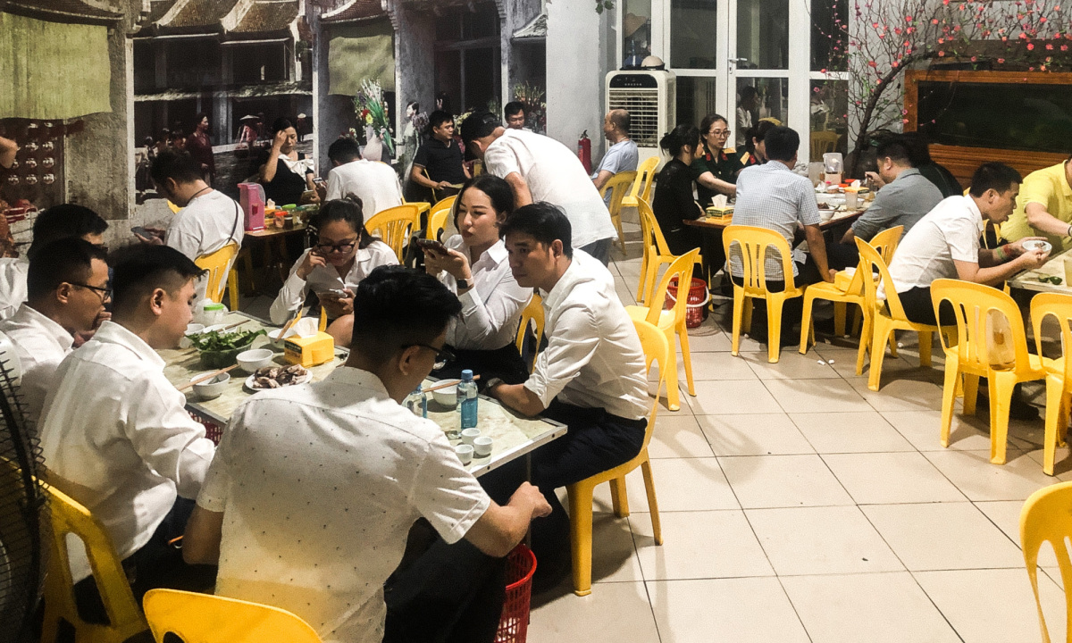 Không gian bên trong quán vào giờ cao điểm.