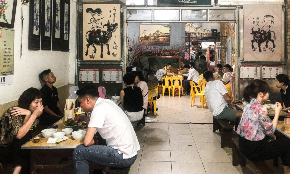 Các băng ghế dài tại quán do ông Sơn làm.