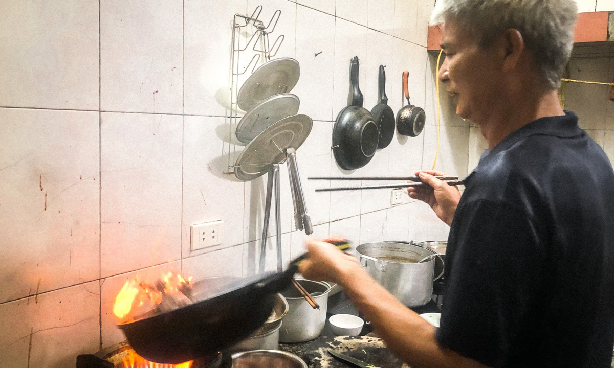 Ông Sơn phụ trách việc chế biến trong bếp.