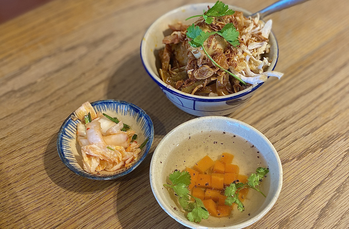Một phần "Xôi Bát" đầy đủ cùng kim chi và canh cà rốt ăn kèm.
