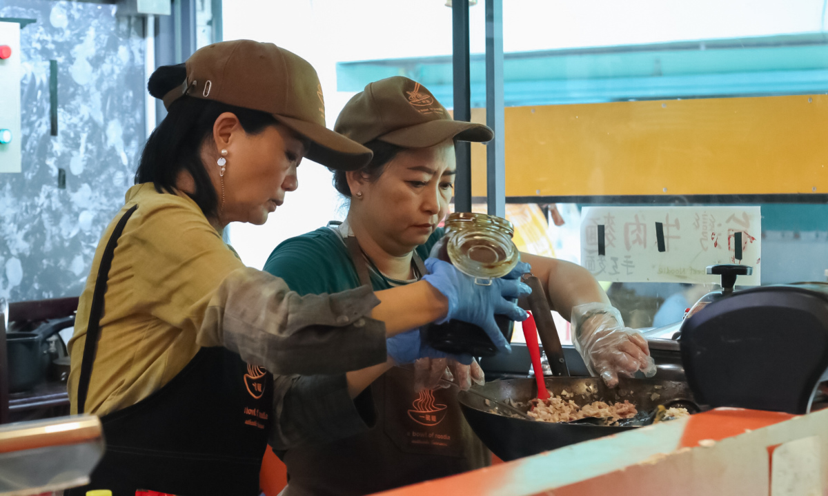 Tiệm do chị Tsao Shu Yen, người Đài Loan, tên thường gọi Jojo (áo vàng) làm bếp.