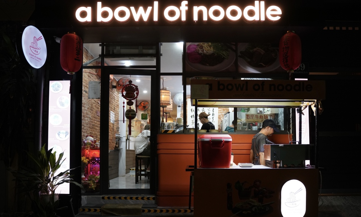 Quán của chị Tsao được thiết kế theo mô hình bistro tân cổ trang với không gian bếp mở