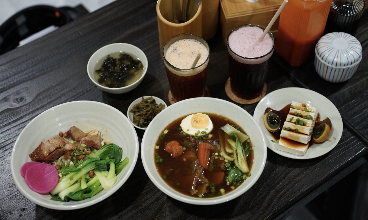 Mở bán từ 11h đến 20h30, trung bình một ngày, tiệm bán được khoảng 100 - 150 suất do số lượng chỗ ngồi giới hạn.
