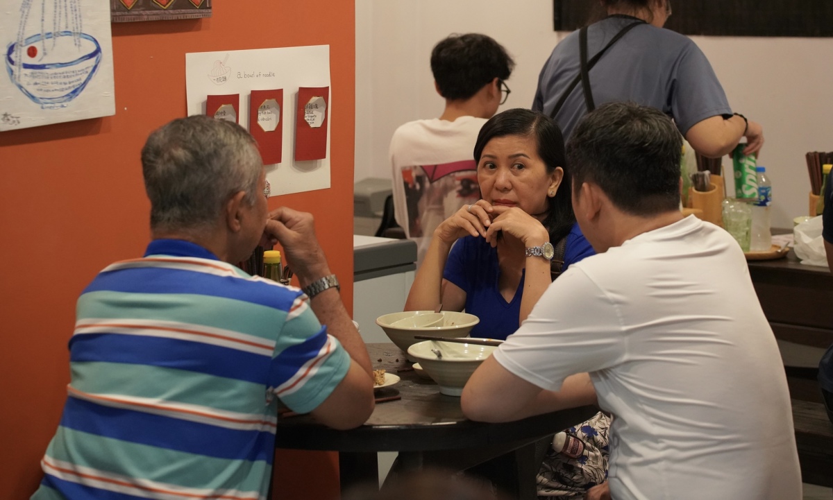 Mở bán từ 11h đến 20h30, trung bình một ngày, tiệm bán được khoảng 100 - 150 suất do số lượng chỗ ngồi giới hạn.
