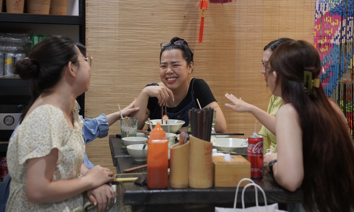 Chị Nguyễn Thị Kim Phượng (áo đen) tình cờ thấy quán trên mạng xã hội và đến thưởng thức tối ngày 19/5.