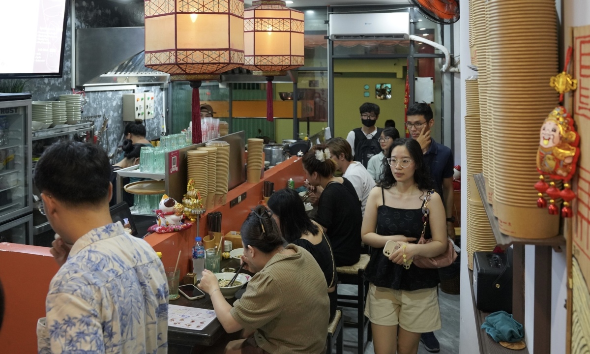 Chị Nguyễn Thị Kim Phượng (áo đen) tình cờ thấy quán trên mạng xã hội và đến thưởng thức tối ngày 19/5.