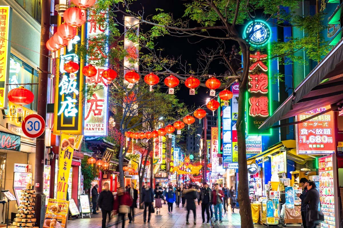 Trên một đường phố ở Yokohama, tỉnh Kanagawa, Nhật Bản.