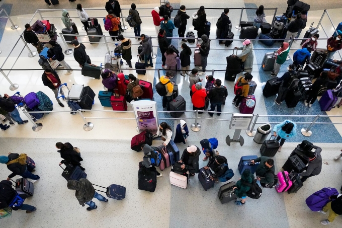 Hành khách xếp hàng đợi lên máy bay tại sân bay Fort Worth International Airport, Mỹ cuối năm 2022.