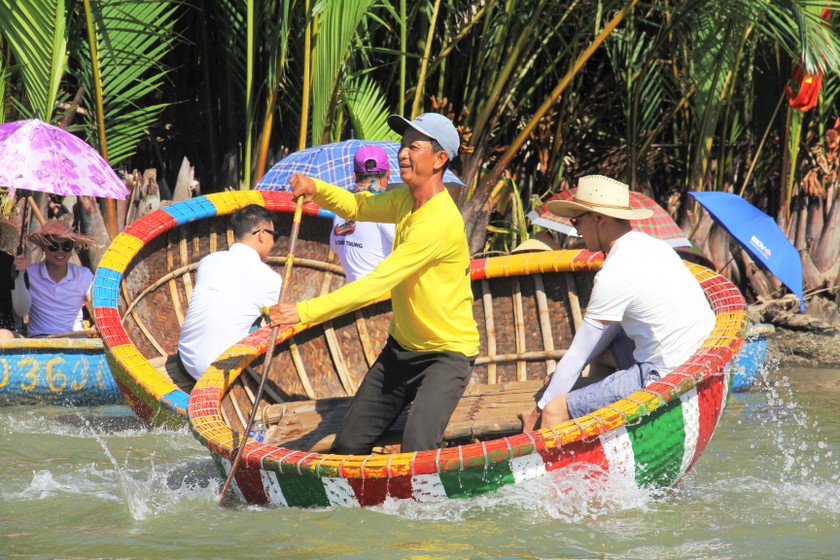 Rừng dừa Bảy Mẫu nổi lên là một điểm du lịch sinh thái ở Hội An thu hút đông đảo du khách trong và ngoài nước