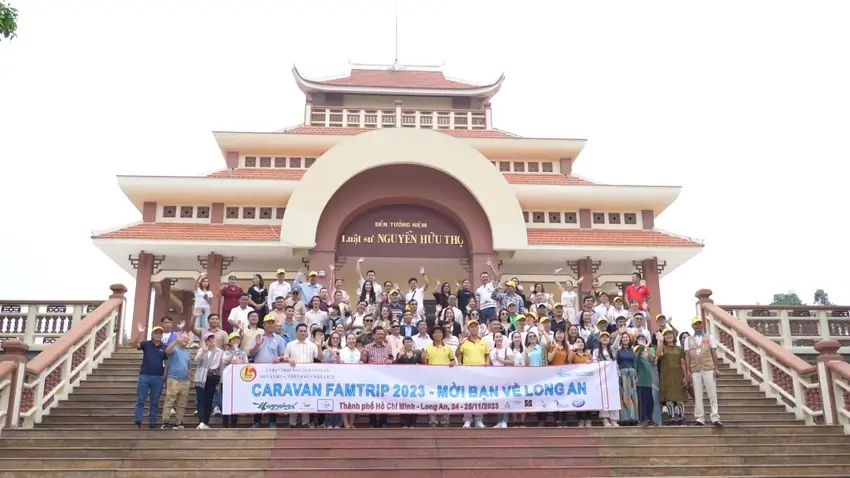 Đoàn Caravan Famtrip xuất phát tại Khu lưu niệm Luật sư Nguyễn Hữu Thọ.