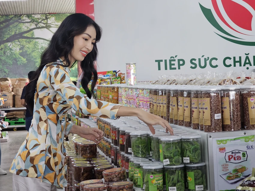 Thành viên đoàn trải nghiệm chèo xuồng tại làng nổi Tân Lập.