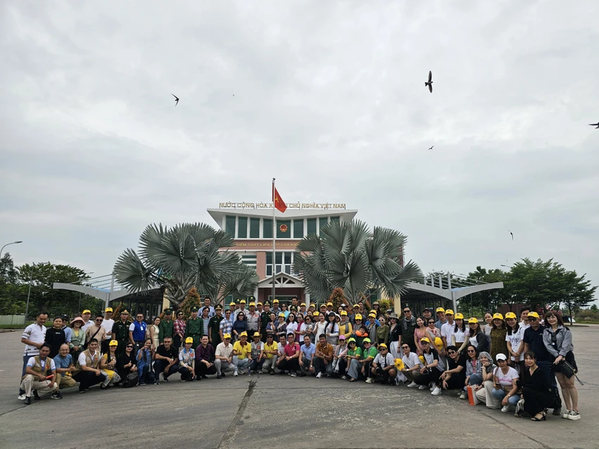 Thành viên đoàn trải nghiệm chèo xuồng tại làng nổi Tân Lập.