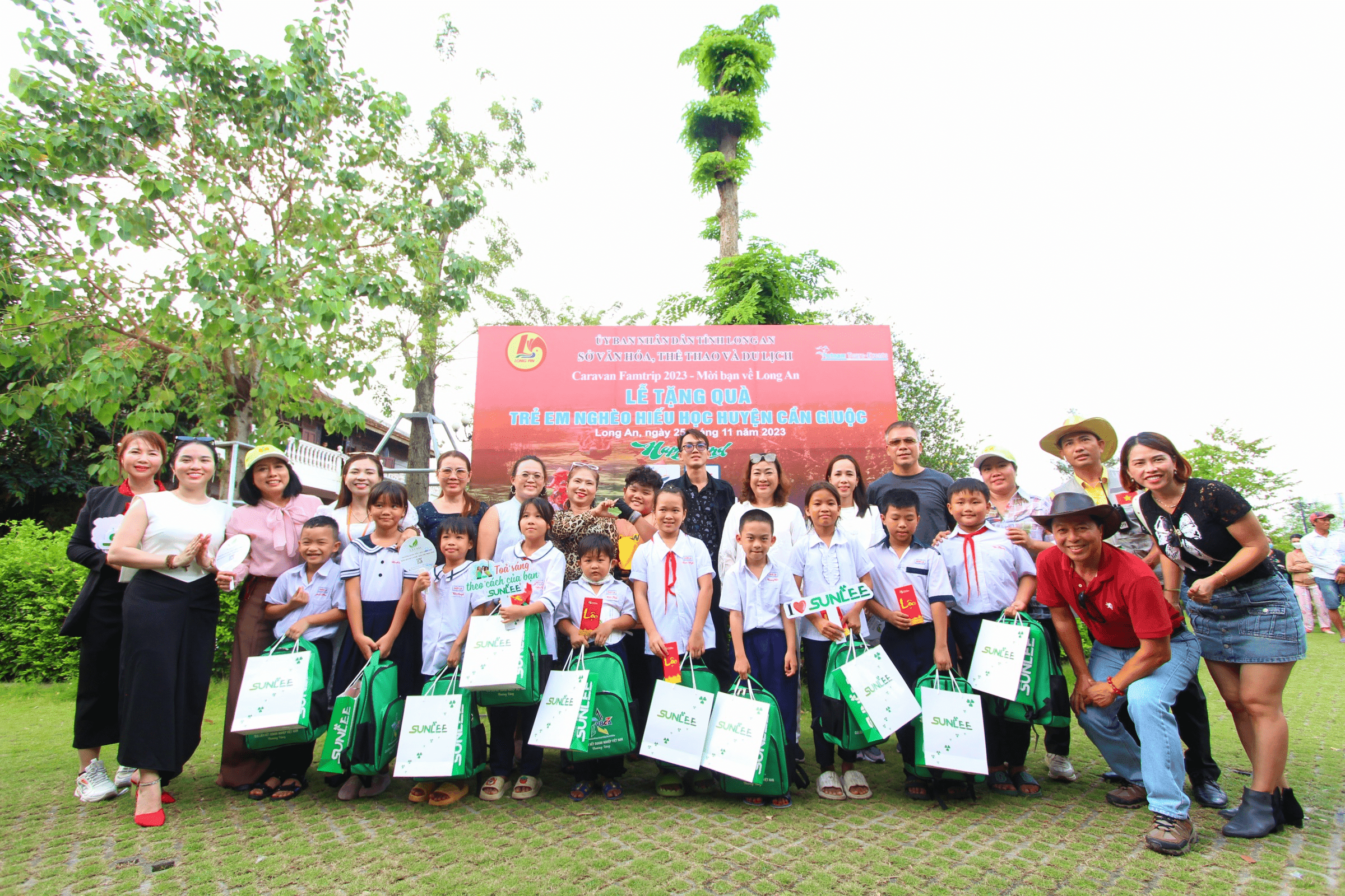 Thành viên đoàn trải nghiệm chèo xuồng tại làng nổi Tân Lập.