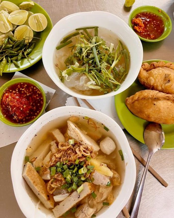 Bún cá dầm là đặc sản Nha Trang hấp dẫn được nhiều thực khách ưa thích.