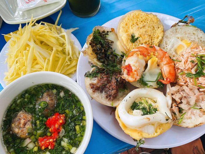 Bánh căn Nha Trang có topping rất hấp dẫn.