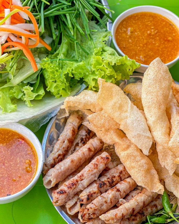 Nem nướng là đặc sản trứ danh Nha Trang mà hầu như ai cũng biết đến.