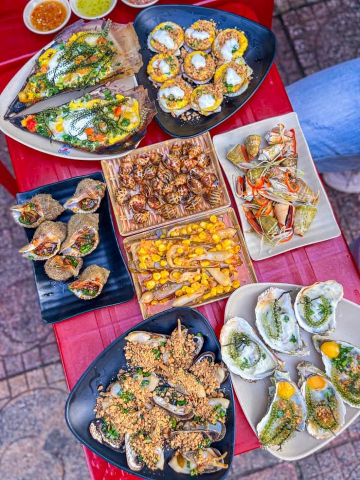 Nha Trang có những con phố chuyên về ốc siêu hấp dẫn.
