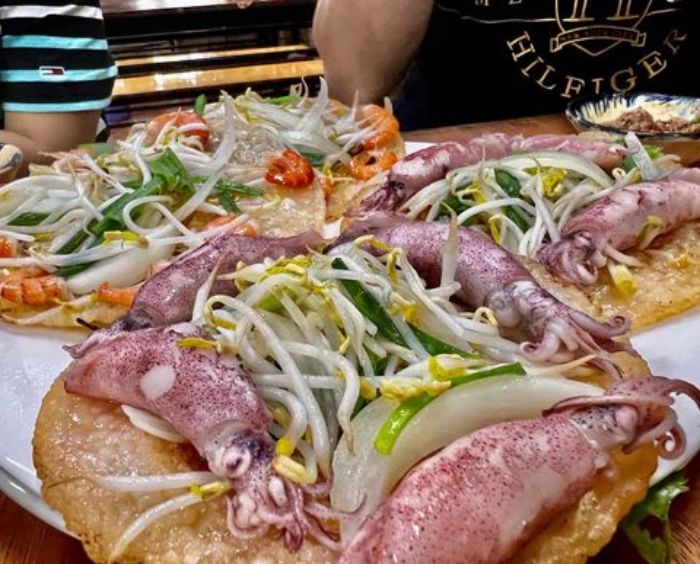 Bánh xèo mực Nha Trang hấp dẫn thực khách bởi topping siêu ngon.