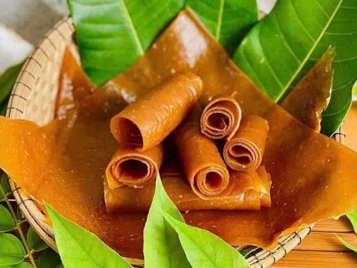 Bánh tráng xoài là đặc sản riêng có của Nha Trang.