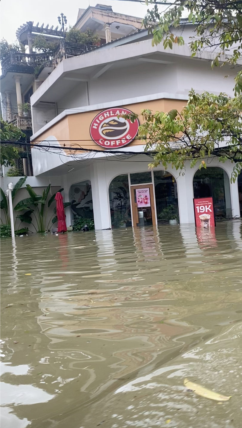Cô gái đến Huế vào đúng đợt mưa lớn và ngập lụt