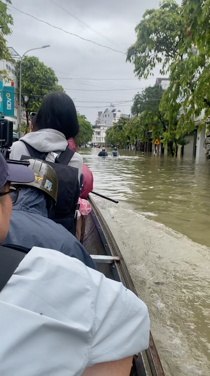 Cô gái đến Huế vào đúng đợt mưa lớn và ngập lụt