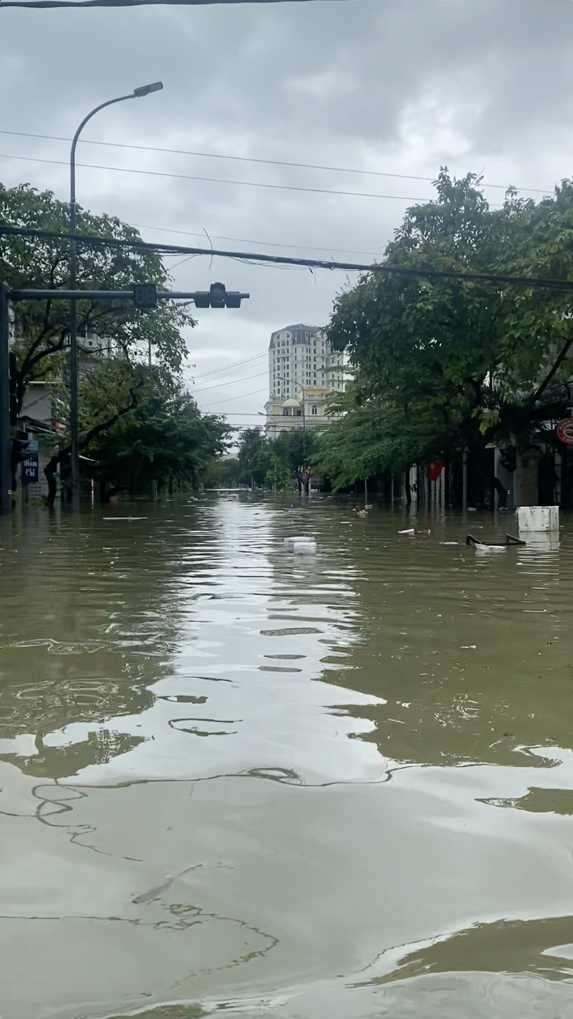 Cô gái đến Huế vào đúng đợt mưa lớn và ngập lụt