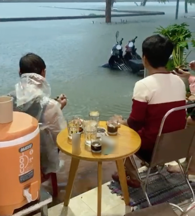 Cảnh ngập lụt tại 1 quán cà phê